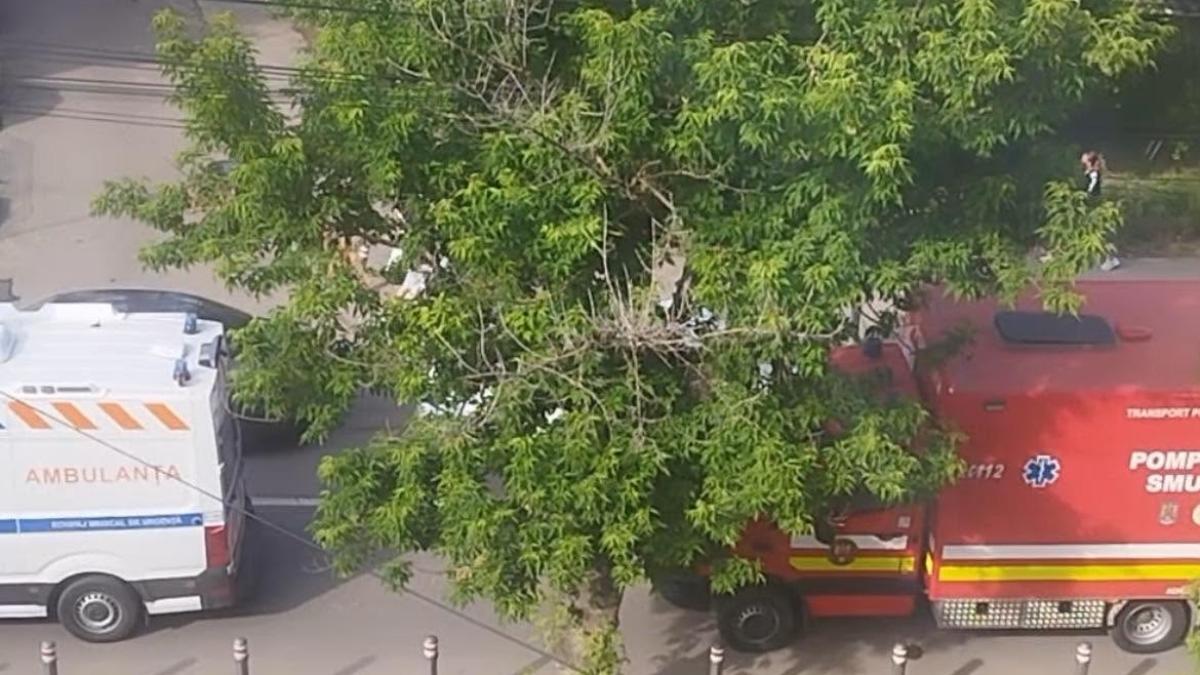 un tir a intrat in mai multe masini in constanta si a continuat drumul si s a oprit intr un stalp video