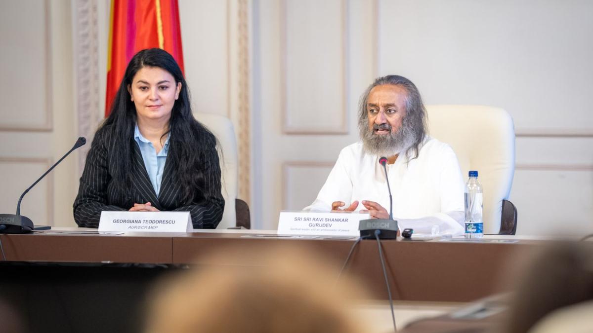 Georgiana Teodorescu si Gurudev Sri Sri Ravi Shankar (1)