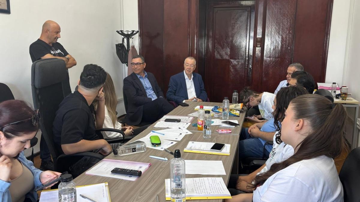 Studenții Titu Maiorescu au experimentat jurnalismul și au avut parte de o întâlnire-surpriză cu Victor Ponta