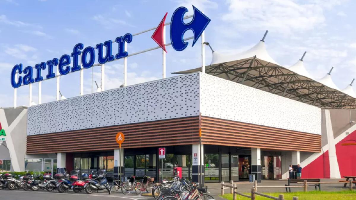 imagine cu un magazin Carrefour