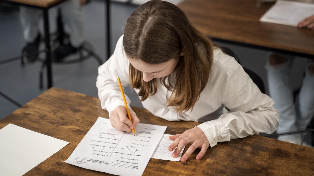 elev scriind pentru examen