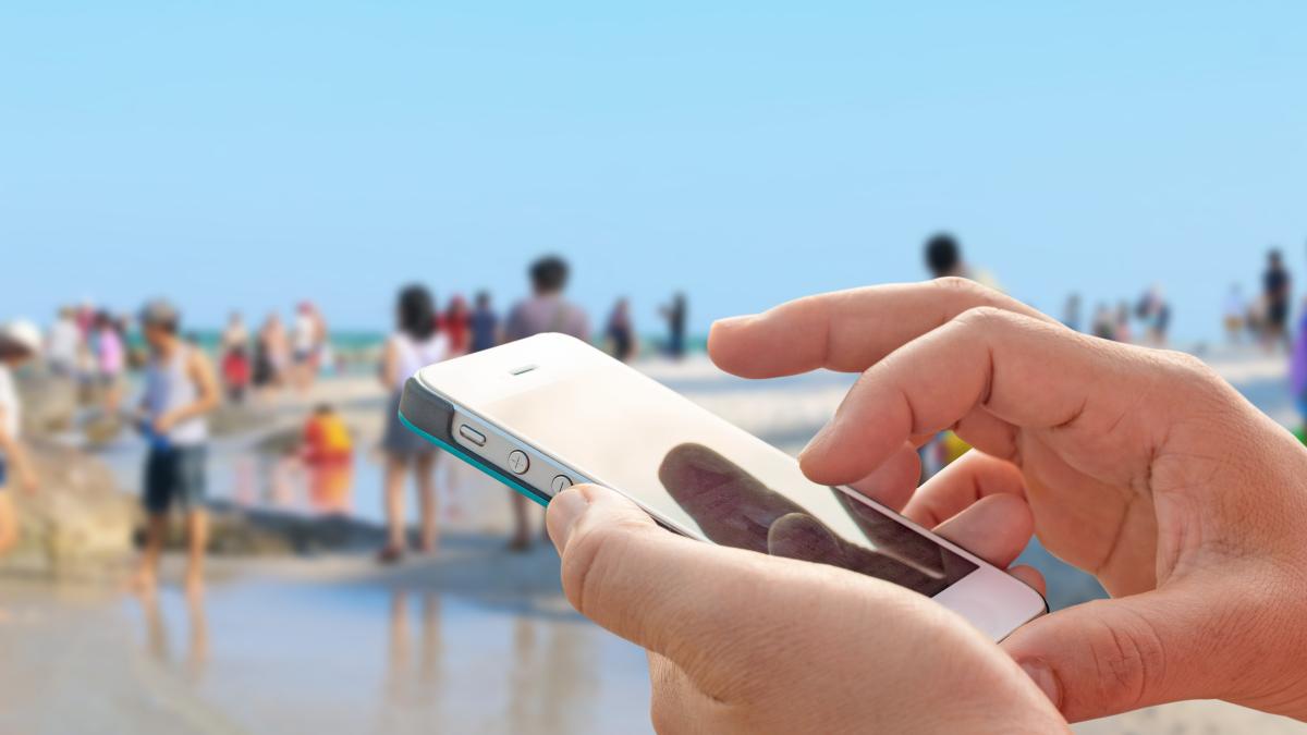 Turiști români păcăliți cu mesaje pe WhatsApp. Cum funcționează noua schemă de înșelătorie