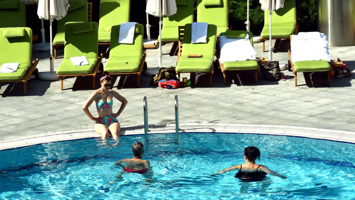 O fetiță de 7 ani a murit înecată la un ștrand din București. Părinții erau la masă