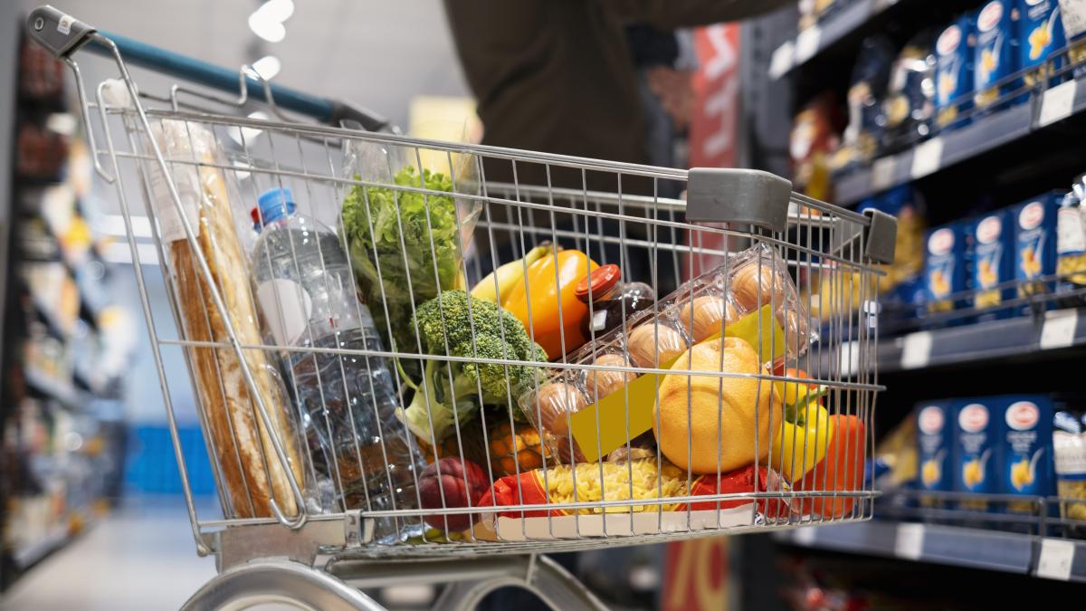 imagine cu alimente din supermarket