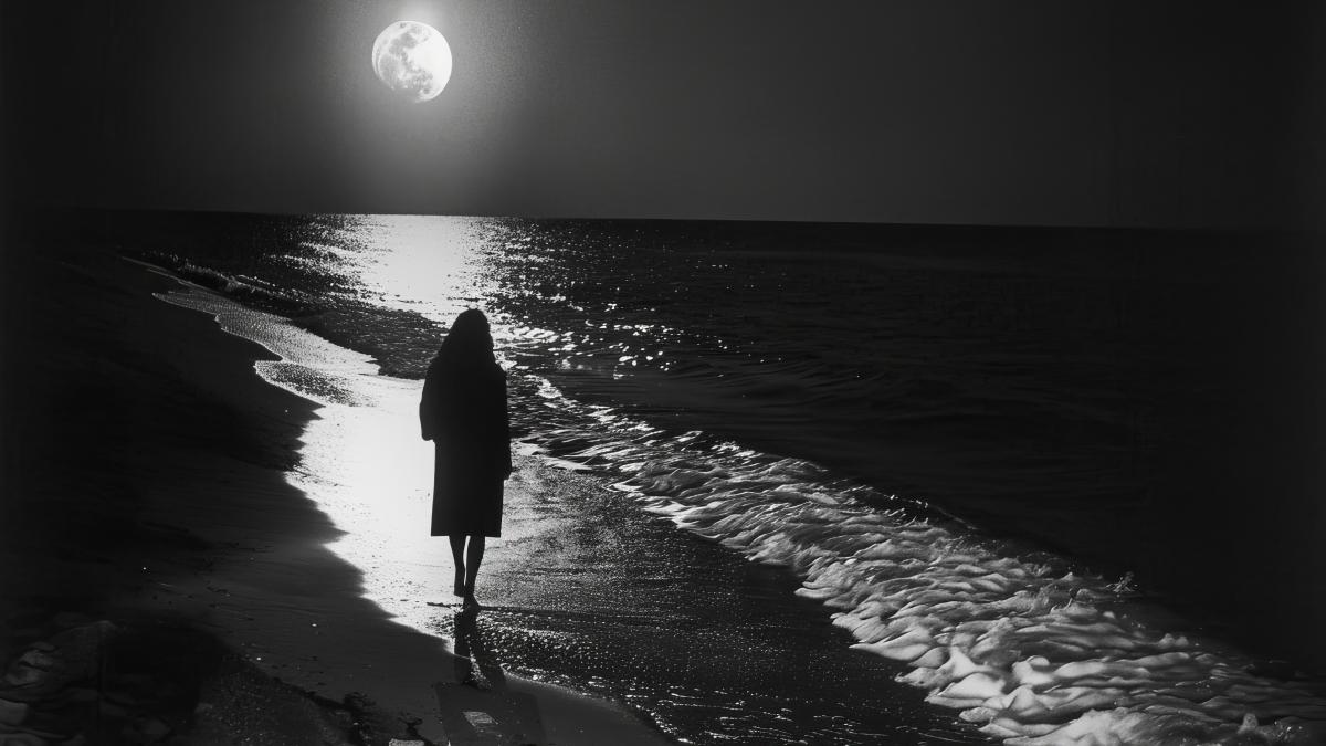 luna plina femeie plaja