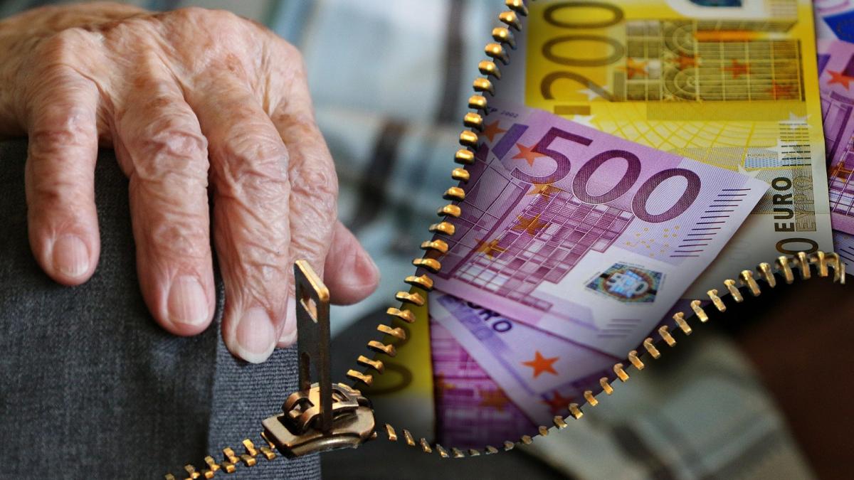 imagine cu un pensionar, bani, pensie