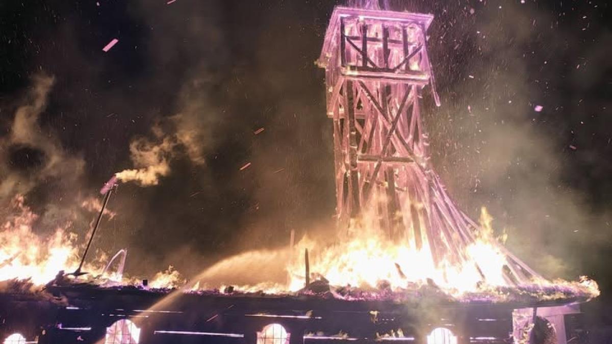 O biserică veche de peste 300 de ani din Maramureș a fost distrusă de un incendiu devastator