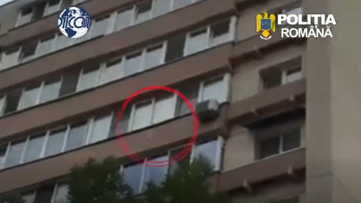Droguri aruncate pe geam în timpul unei descinderi din Brașov. Imaginile au fost surprinse de polițiști  video