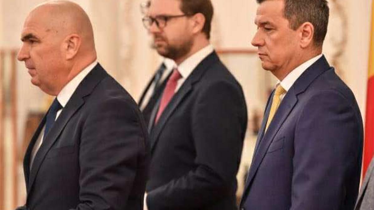 Premierul Ilie Bolojan (stânga), președintele PSD, Sorin Grindeanu (dreapta). În plan îndepărtat, președintele USR, Dominic Fritz.