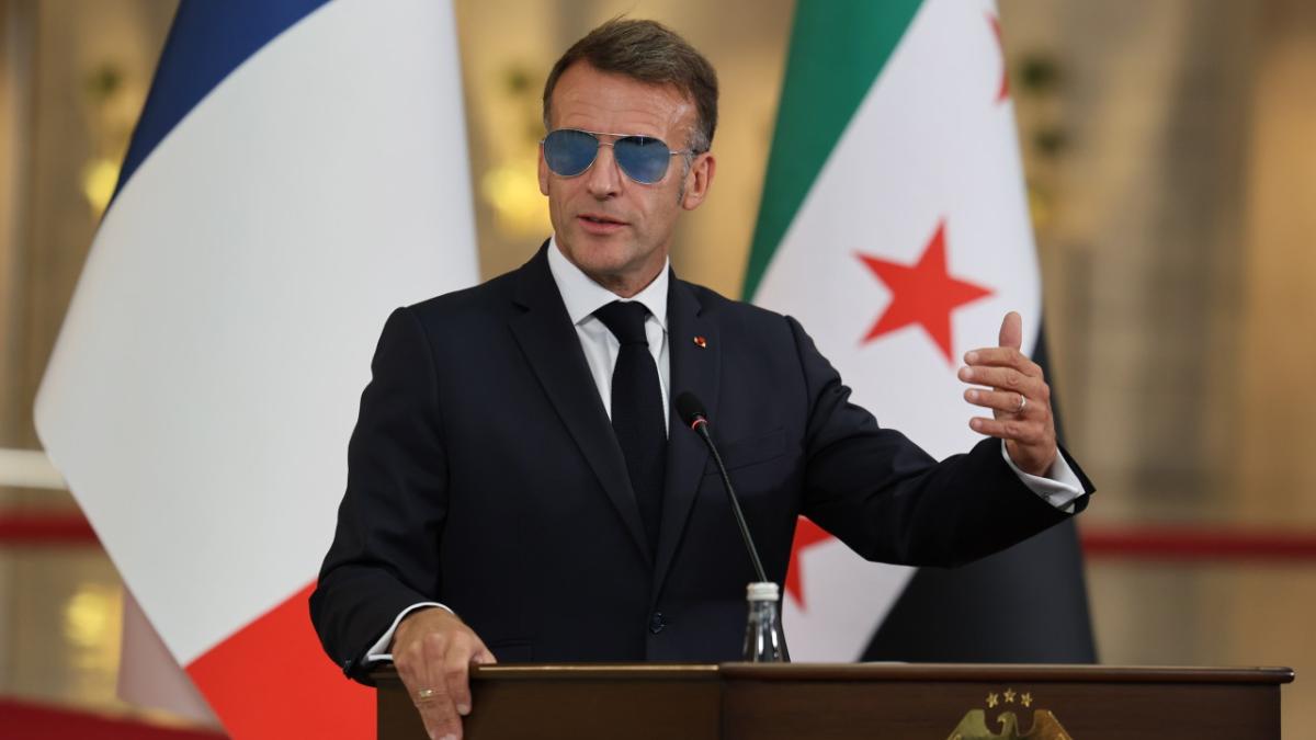 imagine cu macron purtand ochelari
