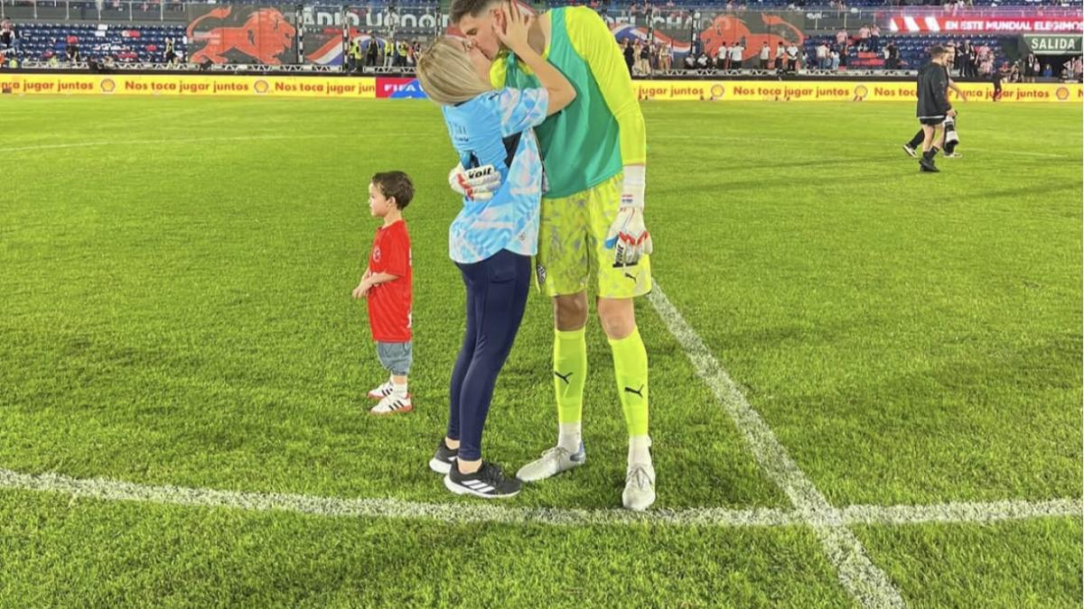 imagine cu Orlando Gill, portarul Paraguayului si familia sa