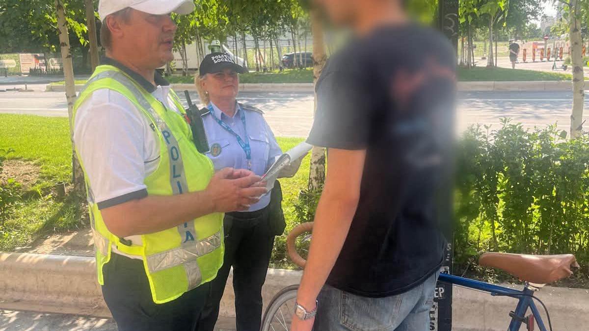 imagine cu un om pe bicileta oprit de politie