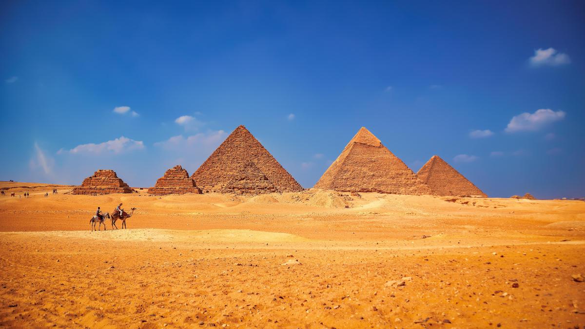 imagine cu piramide