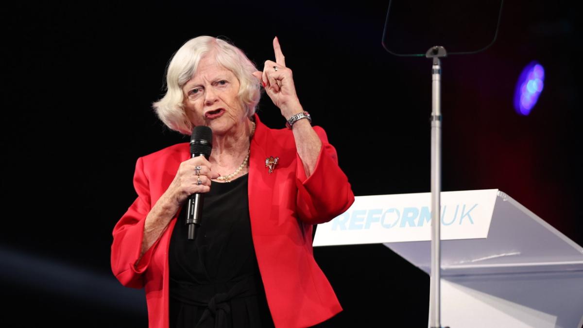 imagine cu Ann Widdecombe