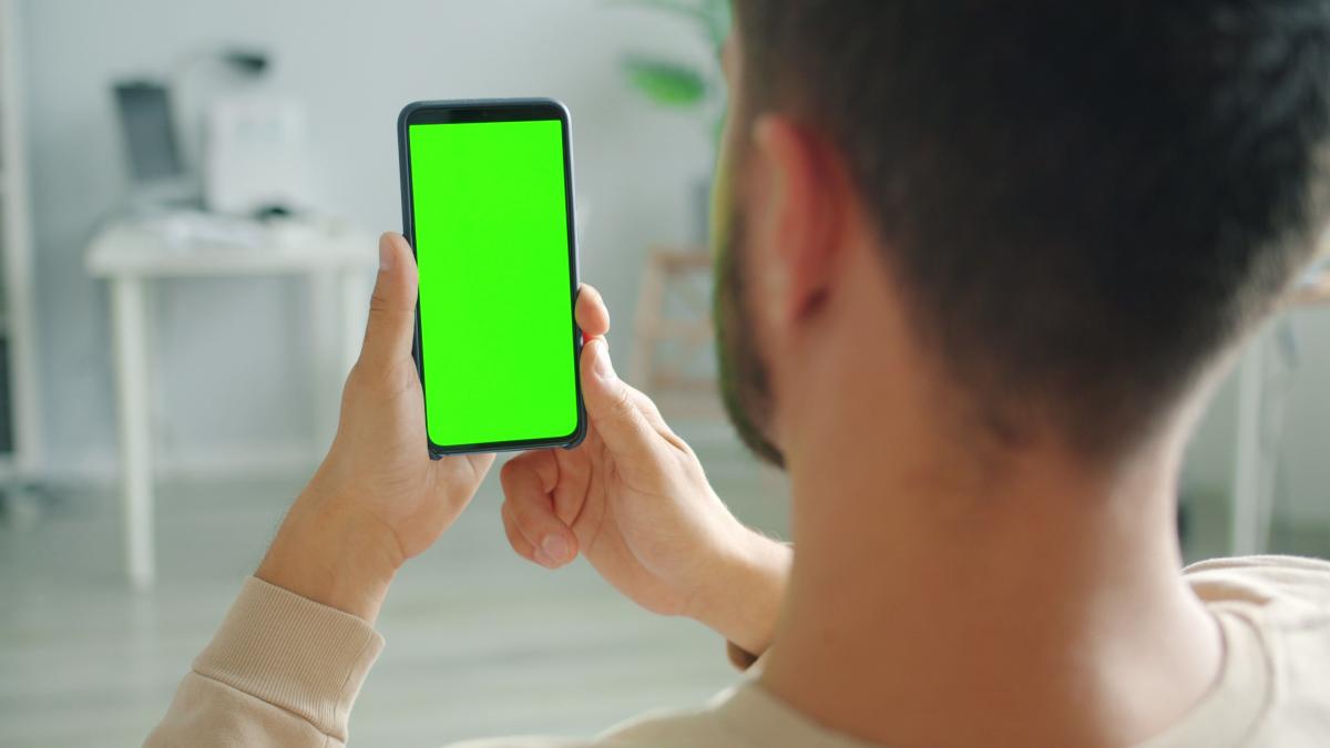 telefon/ Fotografie de la Vitaly Gariev: https://www.pexels.com/ro-ro/fotografie/persoana-care-ine-un-smartphone-cu-ecran-verde-in-interior-36713012/