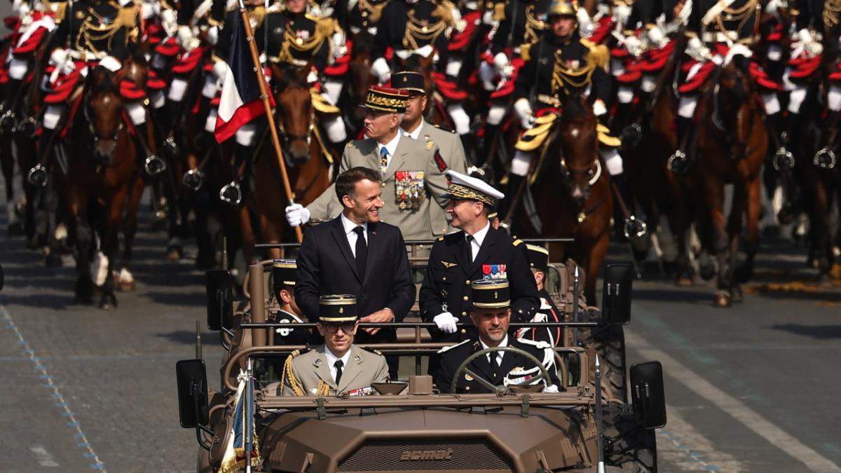 emmanuel macron franta parada