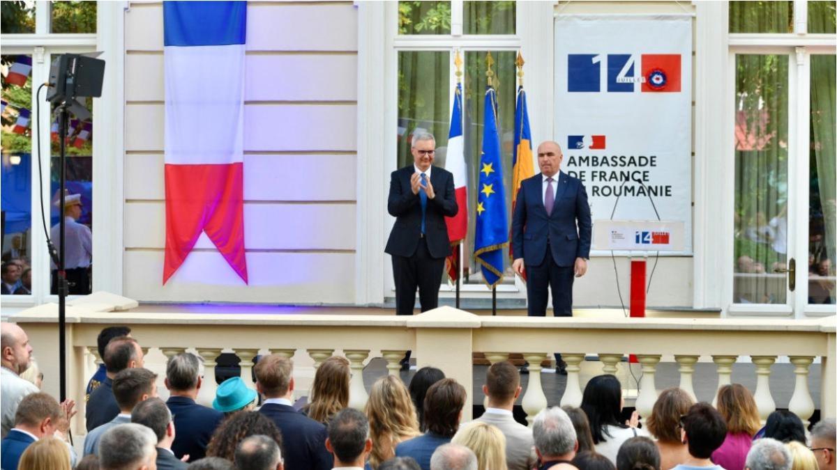 Ambasadorul francez Nicolas Warnery și premierul Ilie Bolojan, cu ocazia recepției dedicată zilei de 14 Iulie, organizată de Ambasada Franței la București. Photo source: Ambasada Franței în România