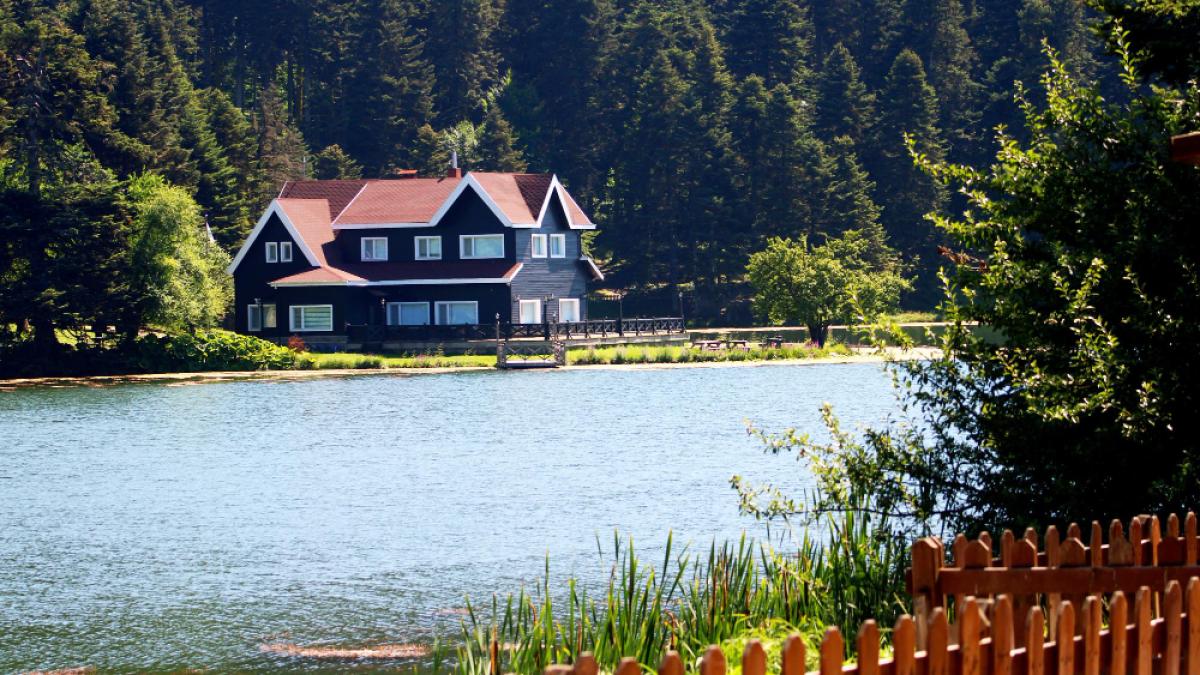 casa cu iesire la lac - lizieradelac.ro