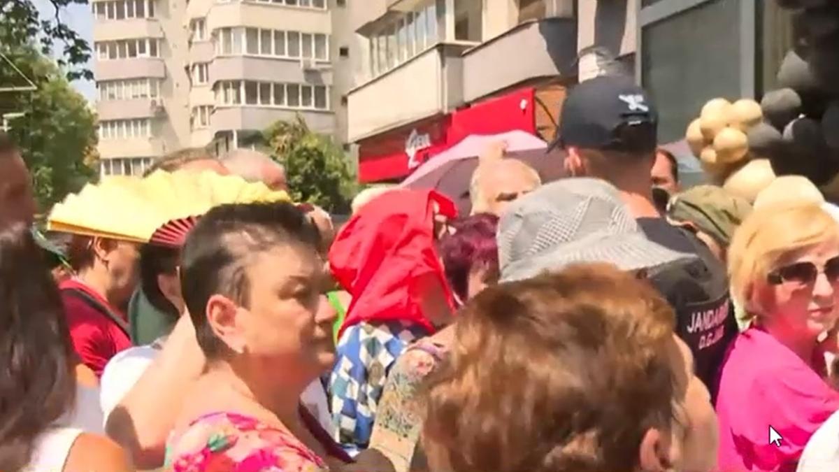 Cozi uriașe la deschiderea unui magazin din București. Oamenii au stat ore întregi în caniculă pentru un litru de ulei cu 2 lei și o rolă de cașcaval la 3 lei