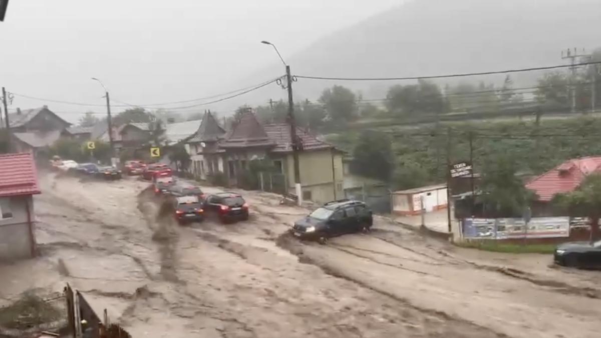 inundatii la busteni dupa o ploaie torentiala mai multe strazi din statiune si din poiana tapului acoperite de apa