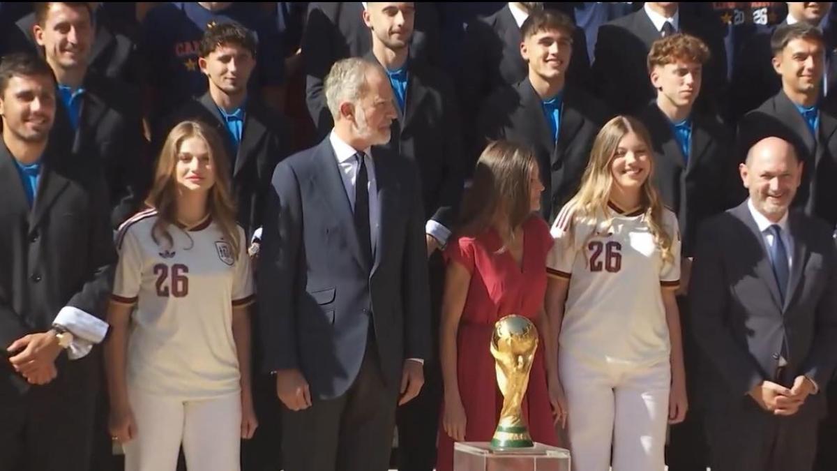 campionii mondiali ai spaniei primiti de familia regala si de premier urmeaza parada triumfala pe strazile madridului video