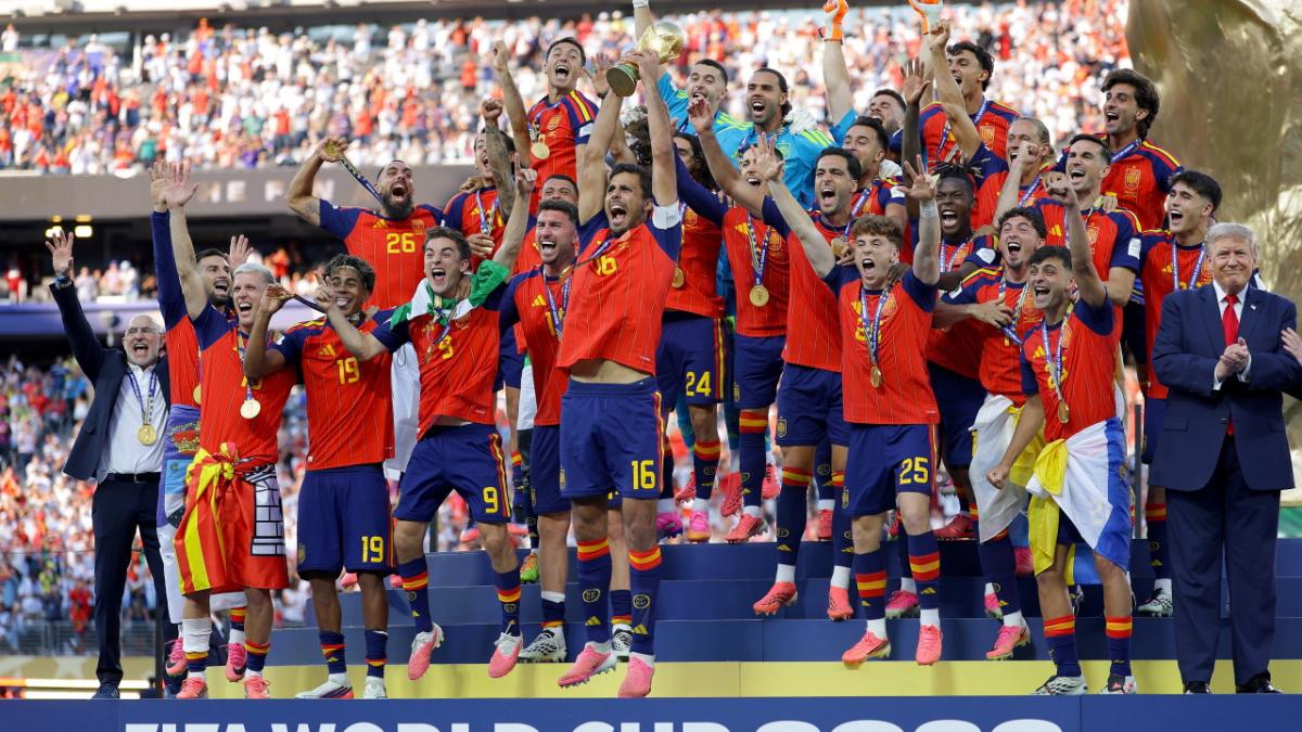 donald trump a ramas pe scena dupa ce a dat spaniei cupa mondiala foto