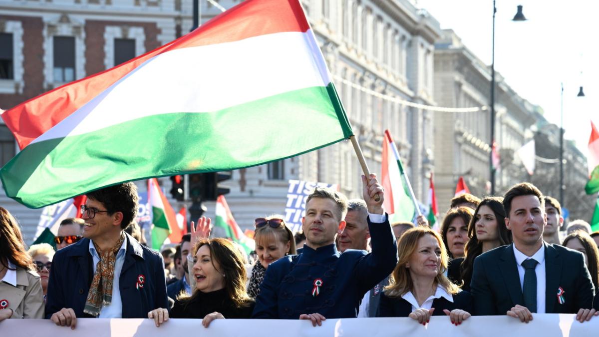 peter magyar il provoaca pe viktor orban la o dezbatere publica in transilvania sa si gaseasca curajul