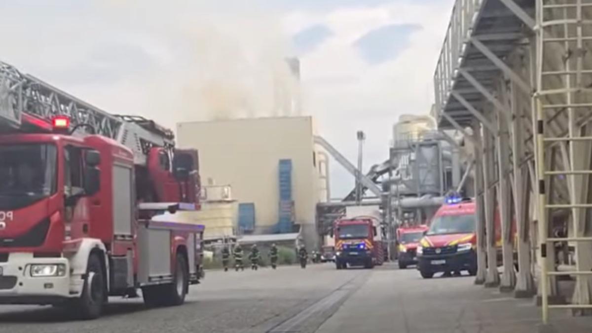 VIDEO  Incendiu devastator la o fabrică din Brașov. Peste 100 de pompieri şi 27 de mijloace de intervenţie au fost mobilizate Nu excludem o altă explozie