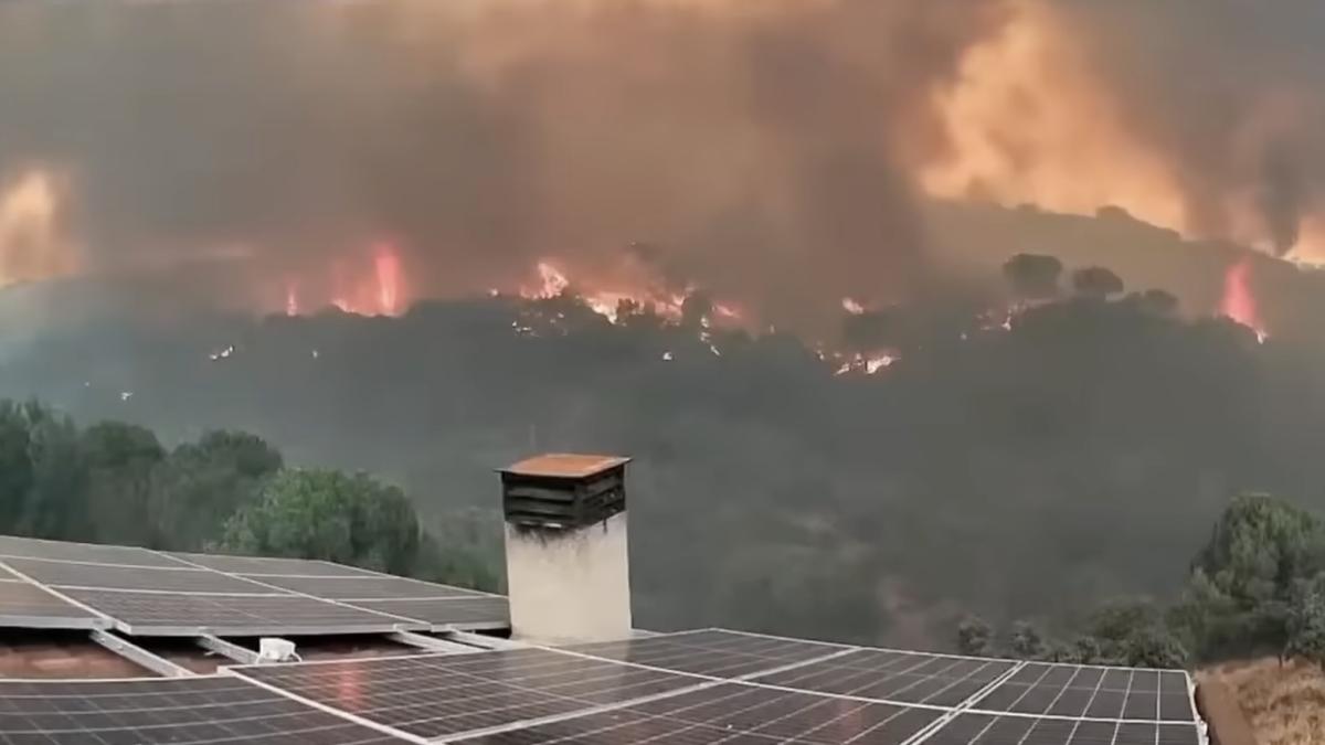 pirocumulonimbus fara predecent in franta norul produs de incendiu isi creeaza propria vreme este aproape imposibil de stins