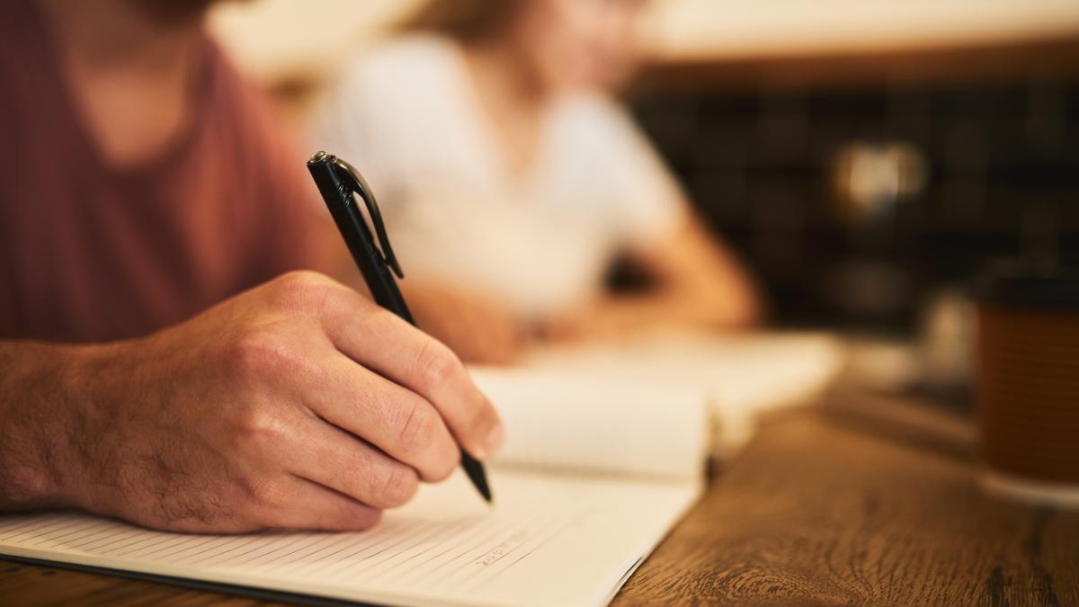 Stanford se întoarce la examenele din anii '20 și „Caietele Albastre”, China desființează 12.000 de programe. Prof. Duțu, despre adevărata misiune a universității în era AI