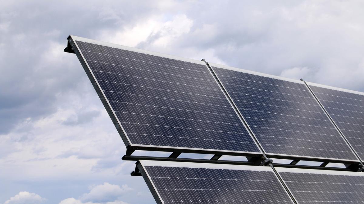 imagine cu panouri fotovoltaice