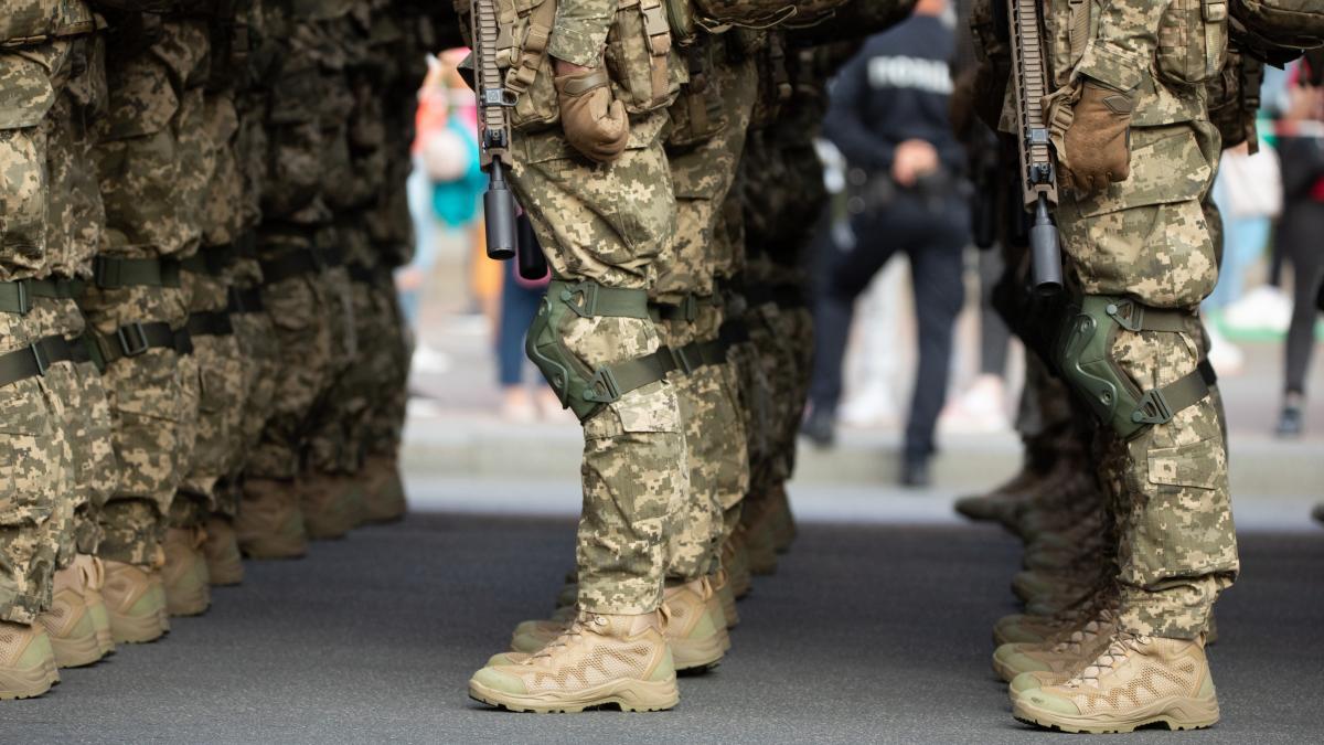 imagine cu militari, armata