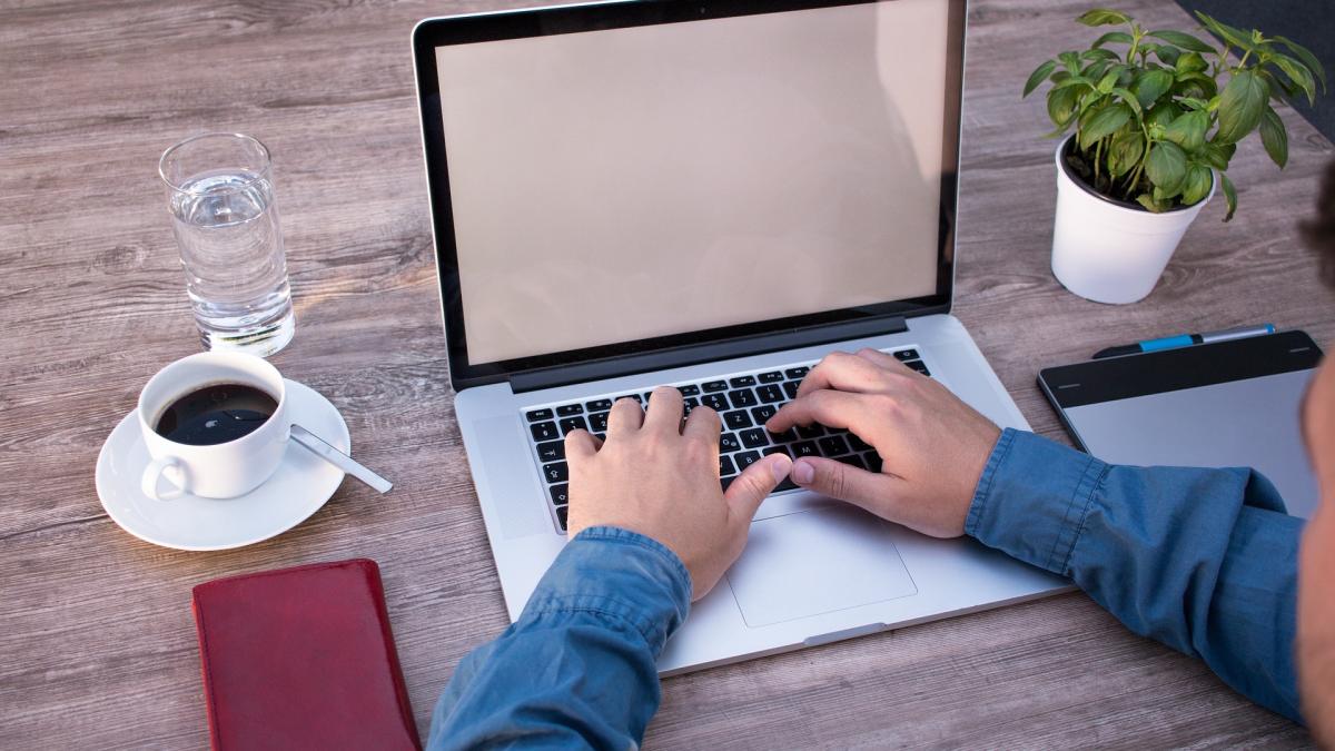 imagine cu un angajat care sta la laptop