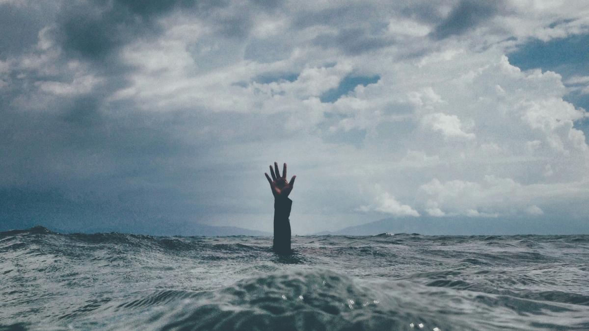 Adolescent de 16 ani, dispărut după ce ar fi mers la scăldat în râul Siret. Salvatorii îl caută
