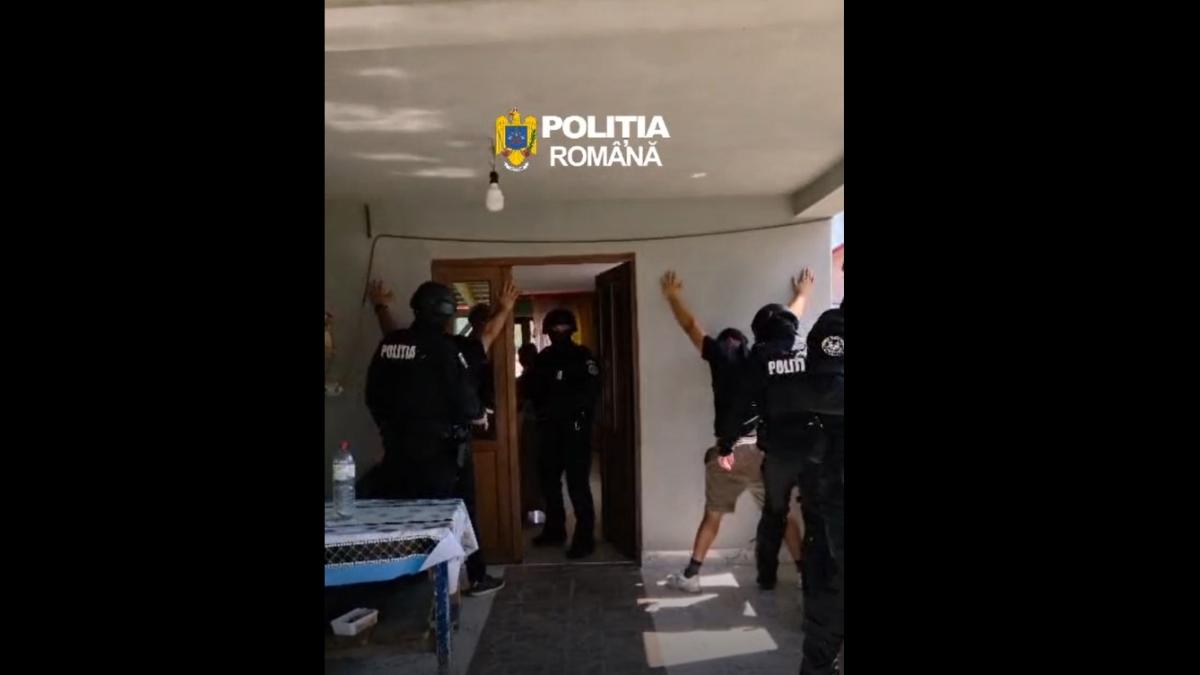 Cine sunt cei trei bărbați care ar fi atacat cu bâte și topoare o ambulanță în județul Cluj. Mascații au descins la ei acasă / Captură video IPJ Cluj