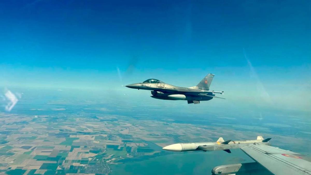 imagine cu avioane F-16