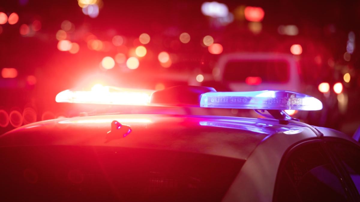Girofar al unei masini de politie aprins noaptea