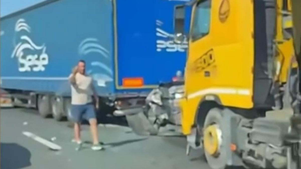 Accident grav pe A0, în zona Ciorogârla. Trafic blocat după ce o mașină a fost strivită între două TIR-uri  video (1)