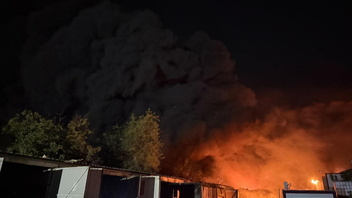 INCENDIU MAJOR la o hală, pe strada Marginei, sectorul 1, București. S-a dat RO-ALERT / video