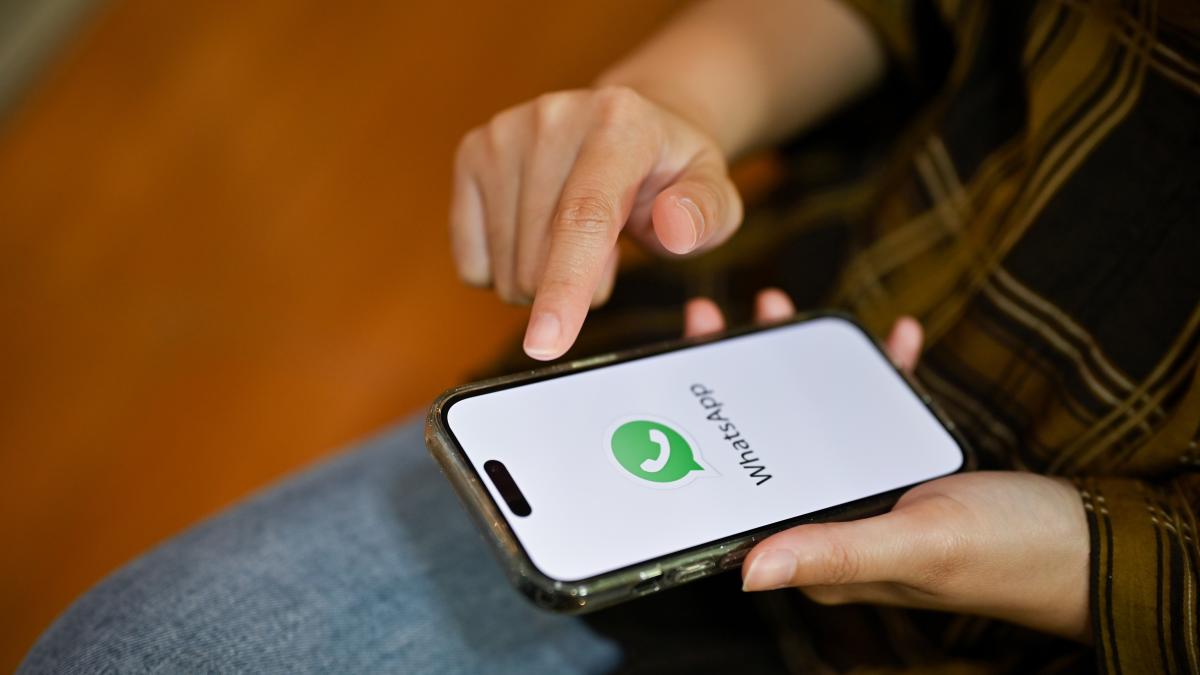 WhatsApp luptă cu escrocii cu ajutorul inteligenței artificiale. Noua funcție testată de Meta