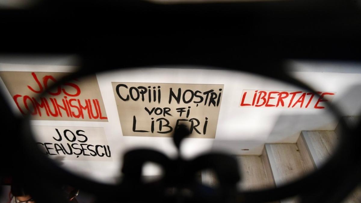 Din noaptea comunismului transilvănean pe pământ american. Cum a transformat Aura Imbarus traumele dictaturii într-un bestseller mondial  video