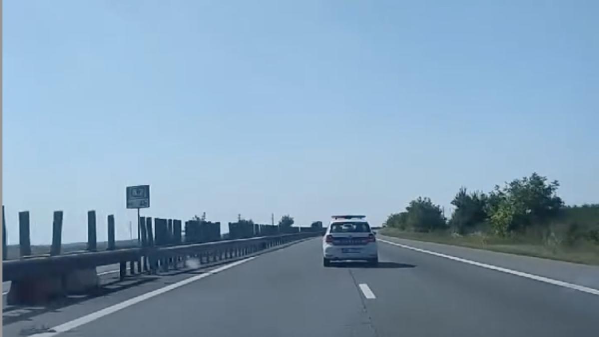 captură video/ Mașina de poliție, în timp ce ce încetinește traficul pe autostradă