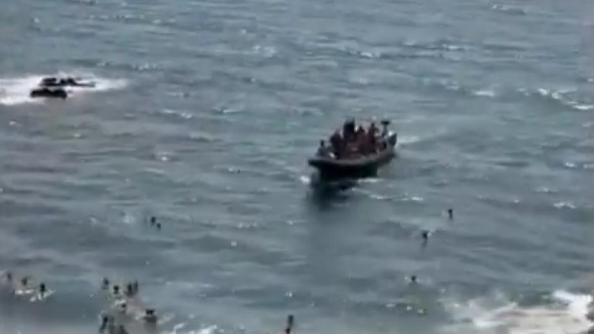 imagine cu o barca cu migranti