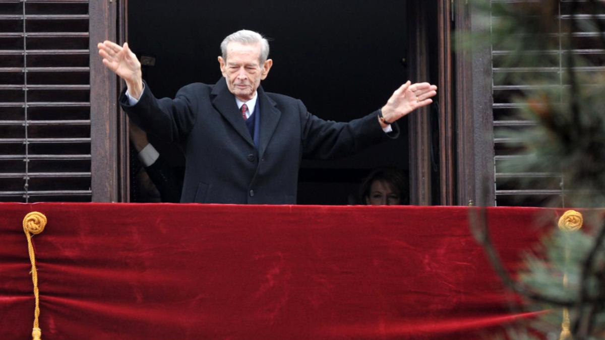 regele mihai la balconul palatului elisabeta