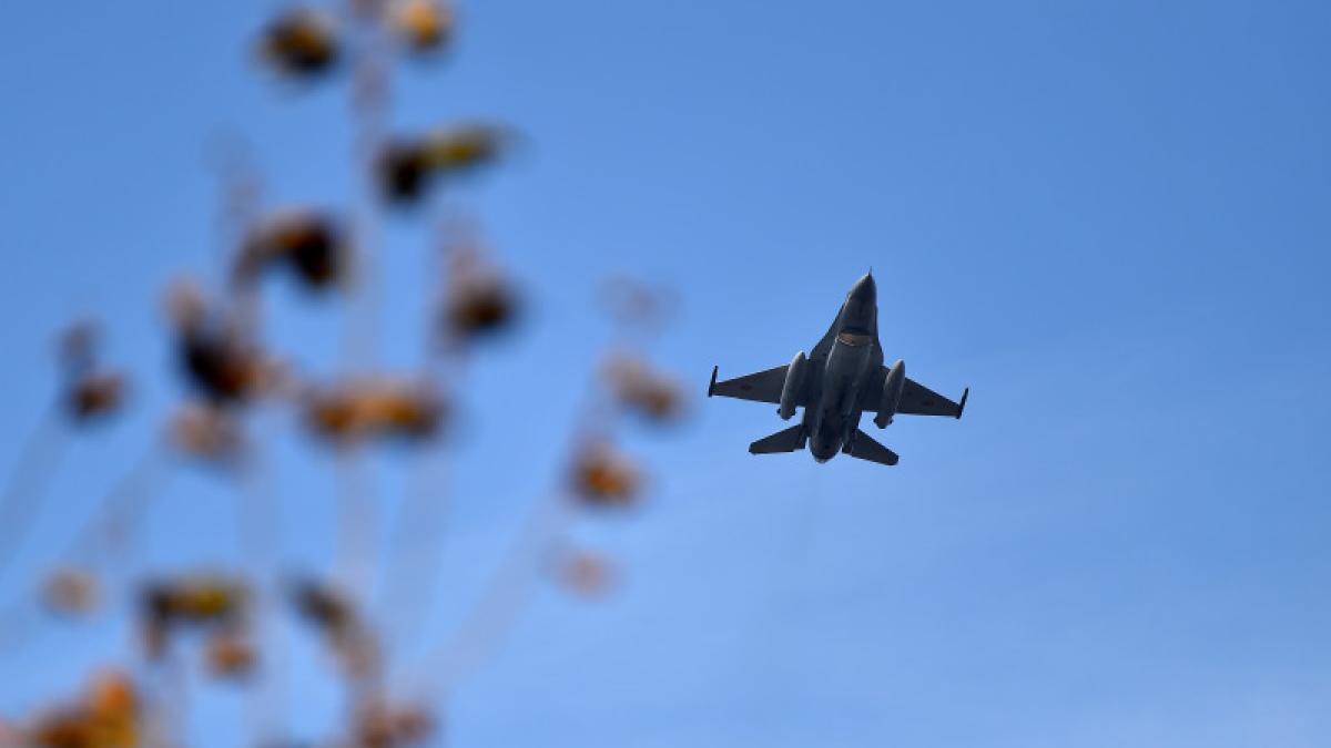 imagine cu un avion F-16