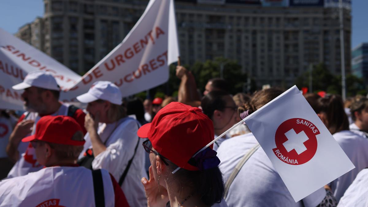 Sindicaliști ai Sanitas protestează în fața guvernului, București 3 iunie 2026. Inquam Photos / George Călin
 3