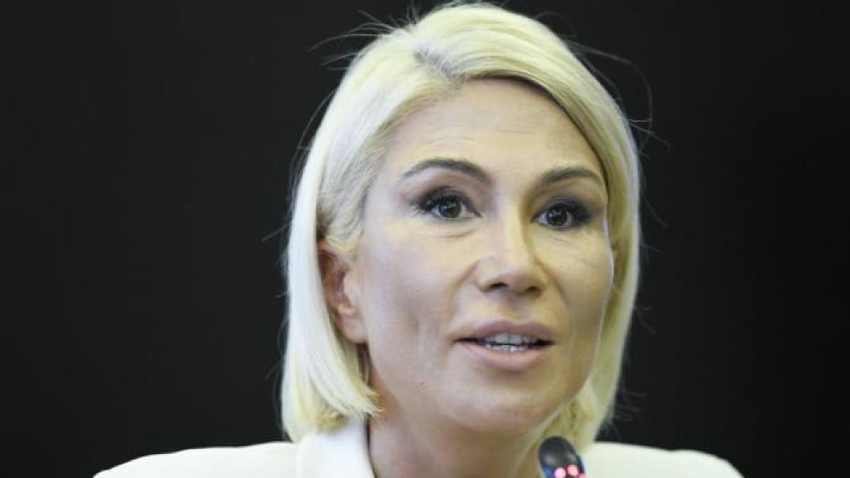 FNFMCV și angajații CFR Marfă, scrisoare deschisă către Raluca Turcan după blocarea salariilor compensatorii: Riscă să-și piardă locurile de muncă