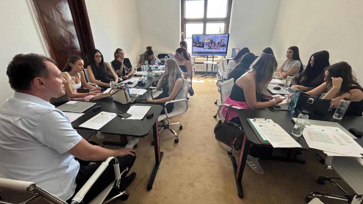 Studenții SNSPA, față în față cu jurnalismul online. Bogdan Bolojan le-a arătat cum funcționează redacția DCNews