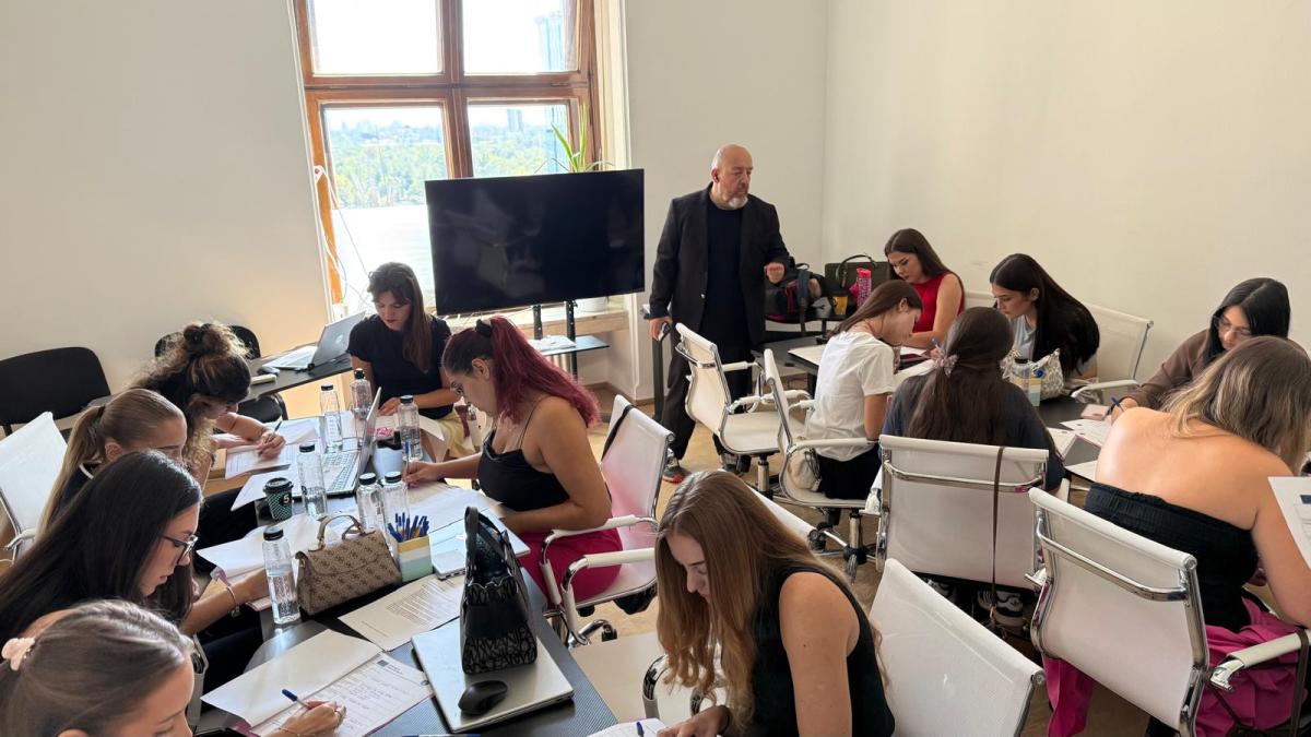 Studenții SNSPA, prima întâlnire în redacția DCNews. Radu Leca, exercițiu de autocunoaștere și profil motivațional