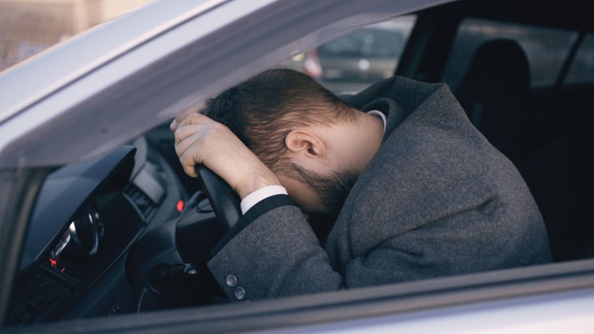 sofer adormit volan auto masina